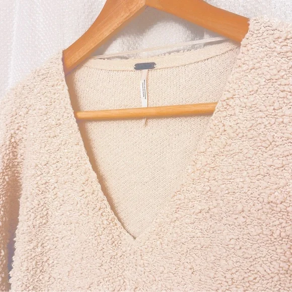 Free People Cotton Women's Ivory V-neck Popcorn pullover size S oversized - Picture 4 of 7